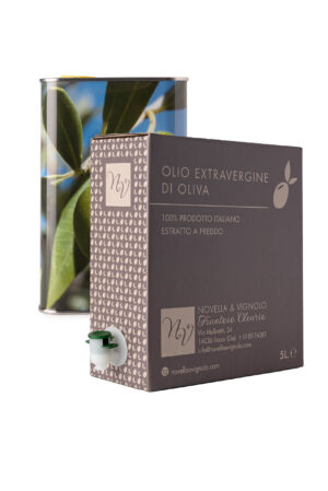 Grande scorta d'olio extra vergine d'oliva 100% italiano